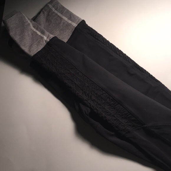 Lululemon black yoga crop - Picture 5 of 8